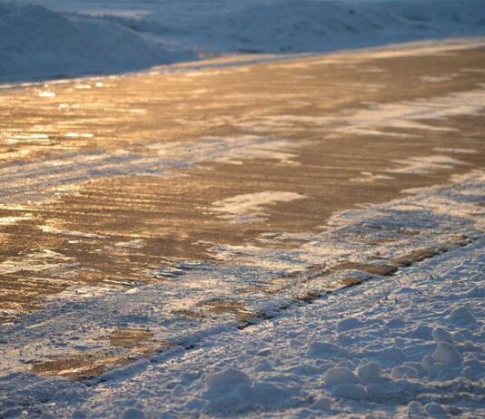 Previsioni meteo in miglioramento, pericolo formazione ghiaccio nelle strade: la provincia di Arezzo interviene con lo spargimento del sale