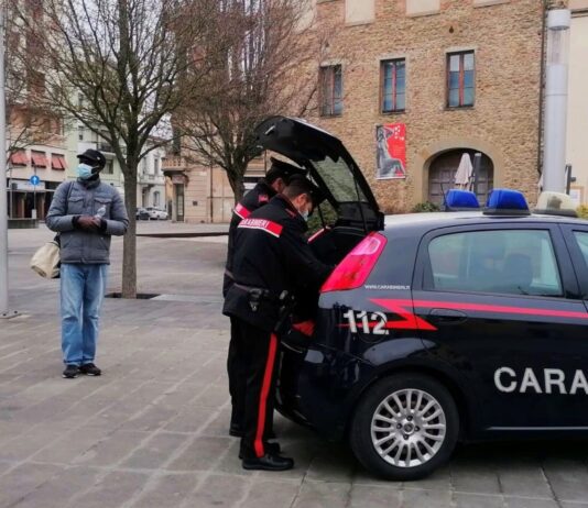 Montevarchi, cercavano di rubare cosmetici: denunciate due adolescenti