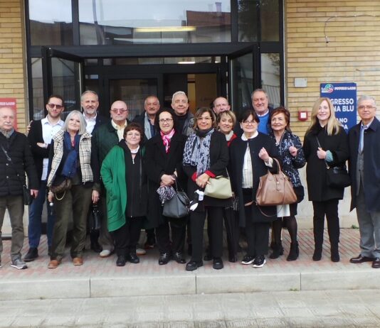 A 50 anni dal diploma si ritrovano davanti all’Istituto Severi di San Giovanni Valdarno