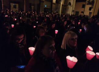 Una fiaccolata di 500 persone ha marciato per le vie di Arezzo in ricordo di Sara e Brunetta