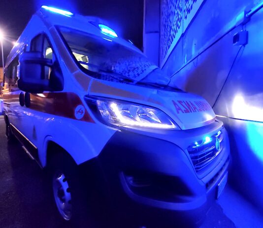 Frontale fra due auto nella notte