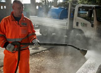 Terranuova Bracciolini: vapore a centoquaranta gradi per restituire decoro a pareti e pavimentazioni del centro storico
