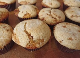 Dolci muffins dal cuore di frutta