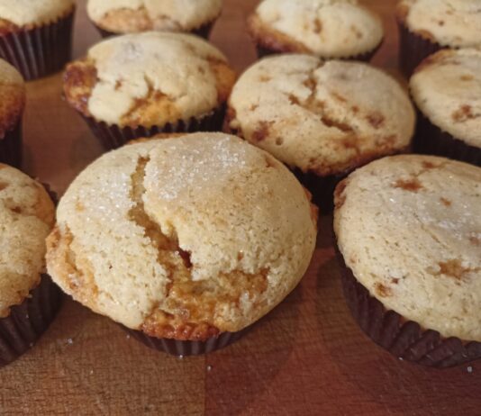 Dolci muffins dal cuore di frutta