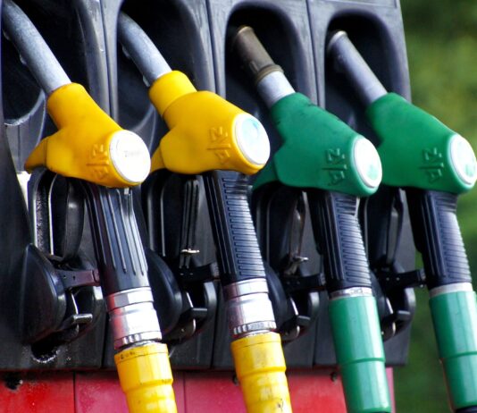 La benzina resta alta, Il Codacons: “Denuncia in procura contro il MEF per appropriazione indebita e speculazione da aggiotaggio”