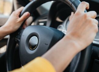 Codice della strada, c’è l’ok della Camera: pugno duro su cellulari e alcol, ecco le novità