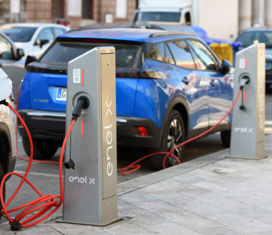 Anche l’Europa aumenta i dazi sulle auto elettriche cinesi. E se la Cina si “vendicasse” con le batterie?