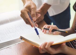 Perseguita le alunne con frasi a sfondo sessuale: prof sospeso