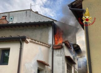 Prende fuoco un appartamento a Levane, nessuna persona ferita