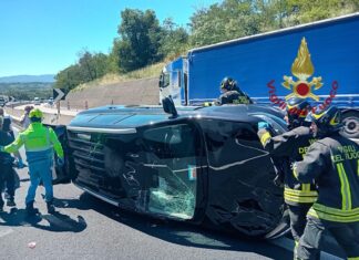 Incidente stradale in A1, coinvolte due auto e un furogone
