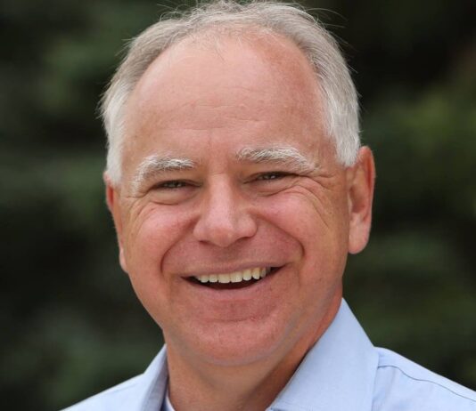 Chi è Tim Walz, il vice di Kamala Harris nella corsa alla Casa Bianca: dal diritto all’aborto alla mensa scolastica per tutti