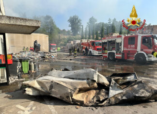 Incendio in una azienda di smaltimento carta a Terranuova | video