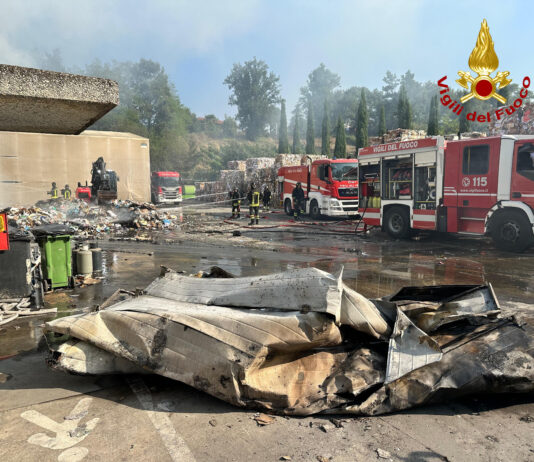 Incendio in una azienda di smaltimento carta a Terranuova | video