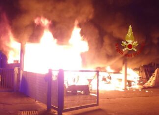 Incendio a Montevarchi: vigili del fuoco in azione, auto un capannone distrutti nel cuore della notte