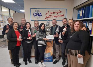 Il Natale 2024 di CNA Valtiberina: consegnato l’assegno di solidarietà a Casa di Rosa, centro per disabili di Sansepolcro che ha realizzato alberelli natalizi
