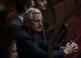 È caduto il governo francese, non accadeva dal 1962. Le Pen: “Presto alla guida del Paese”