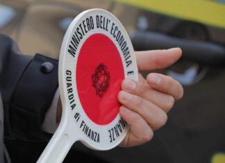 Laboratorio del falso scoperto in Valdarno sequestrati oltre 23.000 accessori contraffatti