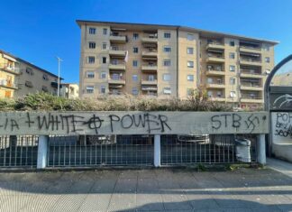 San Giovanni Valdarno: svastica, croce celtica e la scritta “white power” sul muro all’ingresso del parcheggio Dalla Chiesa