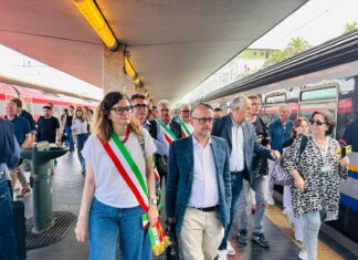 Flash‑mob dei sindaci Valdarno a sostegno dei pendolari della vallata