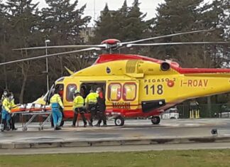 Scontro tra auto e moto a Loro Ciuffenna grave una donna di 53 anni