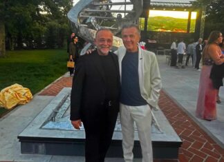 Lo scultore aretino Alessandro Marrone omaggia Pupo con una sua opera