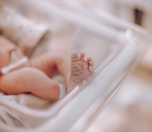 Nasce a casa con l’aiuto dell’ostetrica dell’ASL e del 118