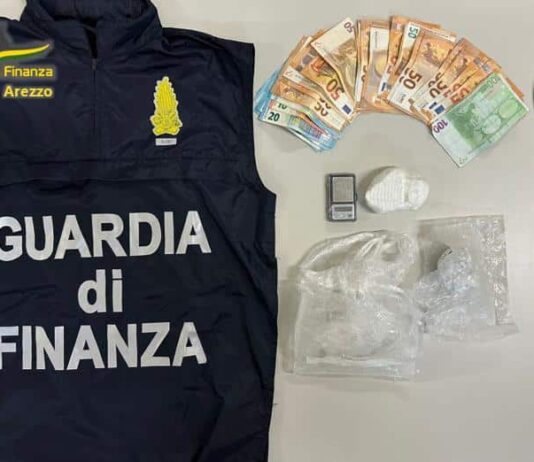 Gdf Arezzo: Arrestato con 100gr di droga e 12.530 euro in contanti