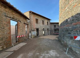 Giani visita il cantiere dell’Antico Borgo di Castelnuovo d’Avane