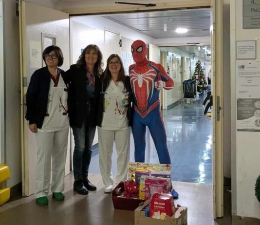 Spiderman in visita ai bambini ricoverati in pediatria alla Gruccia