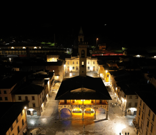 San Valentino, sguardi condivisi e brindisi al museo