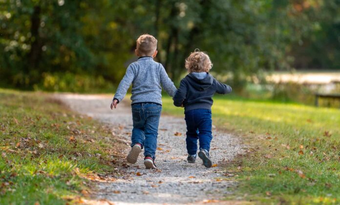 bambini-giochi-parco-verde-scaled-1.jpeg
