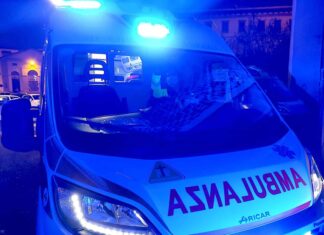 Moto finisce fuori strada, feriti due minorenni