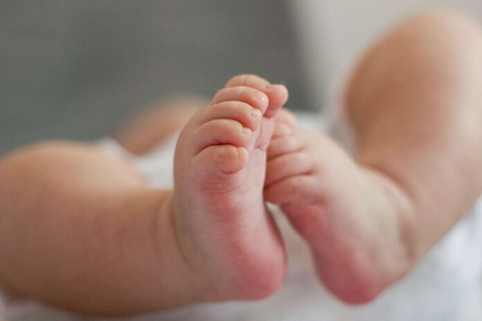 piedi-neonato-piedini-bambini.jpeg